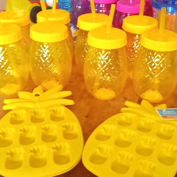 8 pineapple plastic tumblers with straw 2 pineapple ice trays - Picture 1 of 4